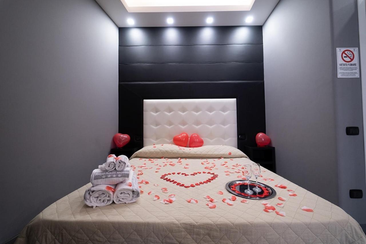 فندق Royal Art H Duomo - Napoli Centro, By Clapa Group المظهر الخارجي الصورة A bedroom in a love hotel