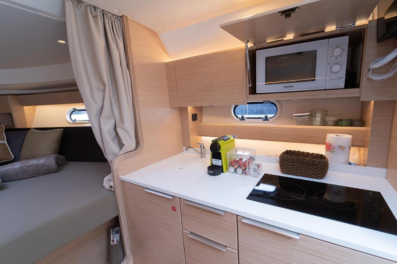 فندق Royal Art H Duomo - Napoli Centro, By Clapa Group المظهر الخارجي الصورة The galley of a 2014 Sun Odyssey 40.9